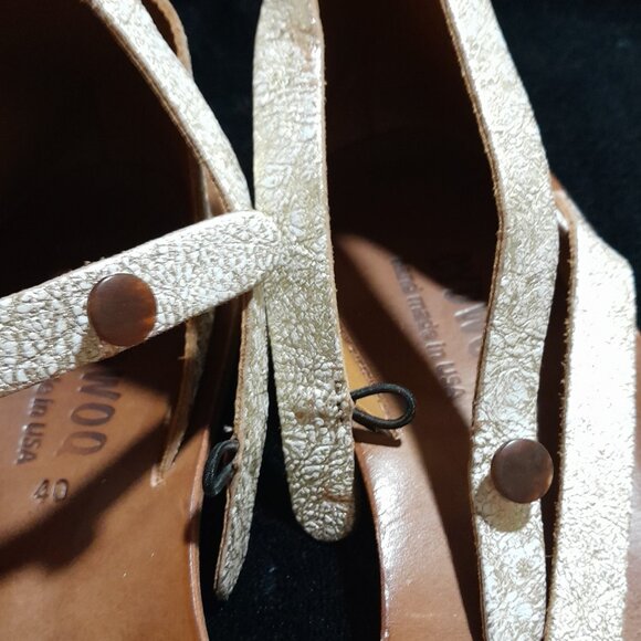 SOLD🟠🟠🟠🟠🟠🟠CYDWOQ Tomcat Sandal Metallic Gold White  SZ40 (9) Preowned - Picture 7 of 12